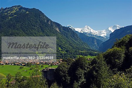 La chaîne de montagnes Jungfrau se situe au-dessus de la vallée de Interlaken, Interlaken, Jungfrau Region, Suisse