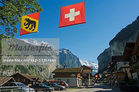 La Suisse et le drapeau régional survole le village de Interlaken, région de la Jungfrau, Suisse