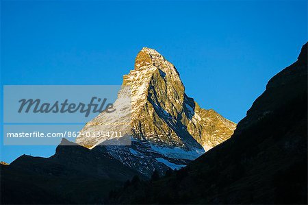 Le lever du soleil Matterhorn (4477m) sur la montagne, Zermatt, Valais, Suisse