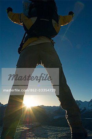 Randonneurs célébrant le lever du soleil du matin sur les montagnes, Zermatt, Valais, Suisse