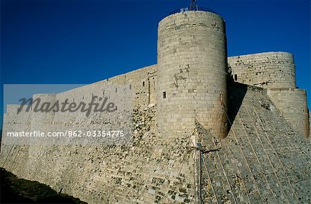 Wahrscheinlich bekanntesten Burgen Kreuzritter, die Jahrhundert-Festung Krak des Chevaliers [aka Qalaat al-Husn], wurde von den Johanniterorden gebaut und strategischen Lage besetzt.