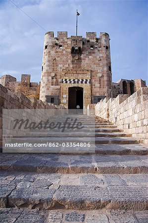 La Citadelle d'Alep. Il y a eu une forteresse sur le site depuis au moins 350BC, mais surtout le restes aujourd'hui datent les Mamelouks dans les 13ème et 14ème siècles.