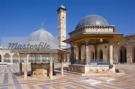Die große Moschee in Aleppo wurde im 8. Jahrhundert gegründet, obwohl das Minarett, aus dem 1080, heute das älteste Überlebenteil ist.
