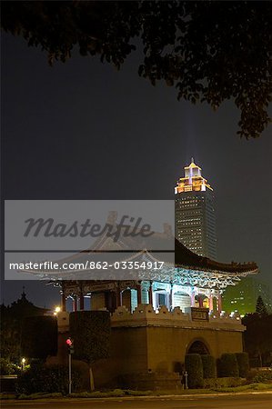 Taipei Stadttor und Shin Kong Life Tower (Mitsukoshi Warenhaus)