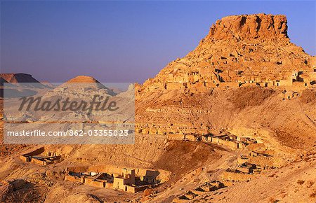 S'accrochant à une crête de la Jebel Haouaia, la petite village berbère ruine et surtout abandonné de Chenini est l'un des sites touristiques plus évocateurs du sud de la Tunisie