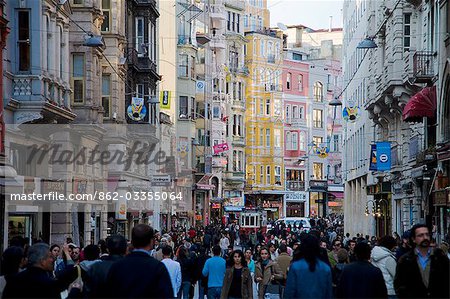 Vue vers le bas animée Istiklal Caddesi, la rue principale de la mode Beyoglu, Istanbul, Turquie