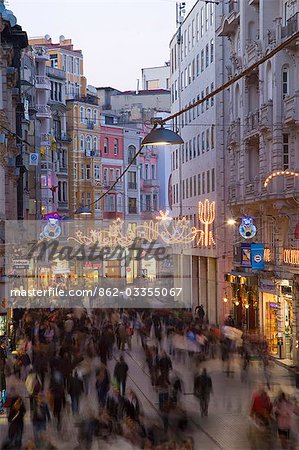 Blick nach unten beschäftigt Istiklal Caddesi, der Hauptstraße in modischen Beyoglu, Istanbul, Türkei