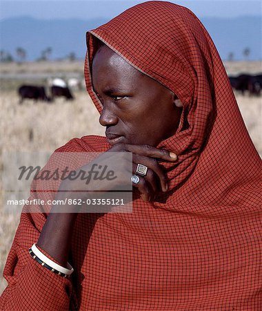 Un jeune homme Datoga tend le bétail de sa famille dans les plaines à l'est du Lac Manyara dans Nord c'est-à-dire Datoga (connus pour leurs voisins Maasai comme le Mang'ati et le Iraqw comme Babaraig) vivent dans le nord de la Tanzanie et est principalement des éleveurs...