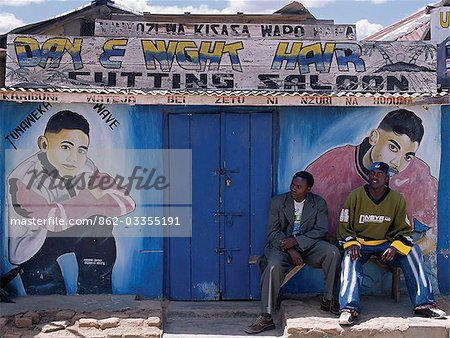 Un barbier dans un petit centre commercial près de Iringa dans le sud de la Tanzanie.