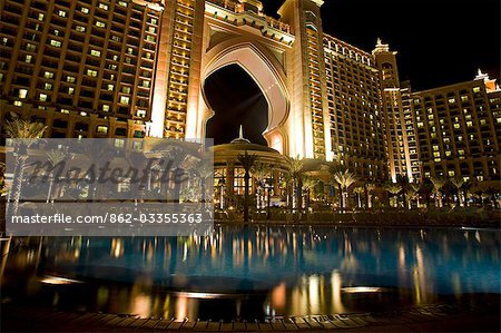 Vereinigte Arabische Emirate, Dubai, das Atlantis Palm Hotel. Die Hauptfassade des Hotels bei Nacht beleuchtet