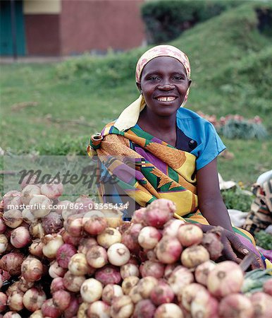 Le marché bihebdomadaire à Kisoro est une ruche d'activité avec des femmes qui vendent leurs produits agricoles aux marchands venus de toute l'Ouganda.