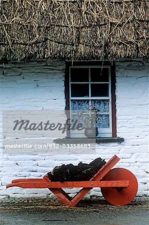 Schubkarre vor einem Fenster einer Hütte, Bunratty Folk Park, Bunratty, County Clare, Republik Irland