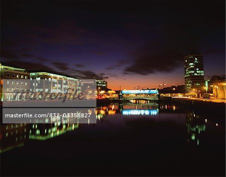 Dublin, Co Dublin, Irlande ; Rivière Liffey et quai éclairée la nuit