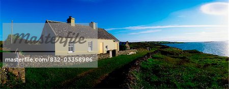 Traditionnels ardoise Cottage, Hoare île Roaring eau Bay, Co Cork, Irlande.