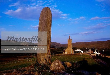 Standing Stone & Kirche, Glencolumbkille, County Donegal, Irland