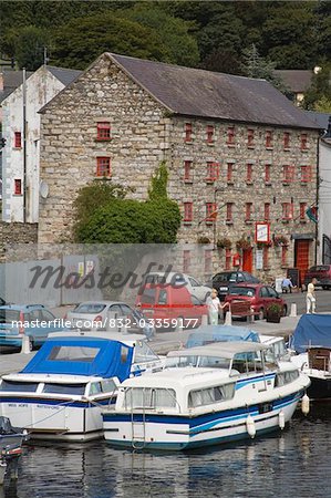 La rivière Barrow, Craignamanagh, comté de Carlow, Irlande ; Bateaux dans le port de village