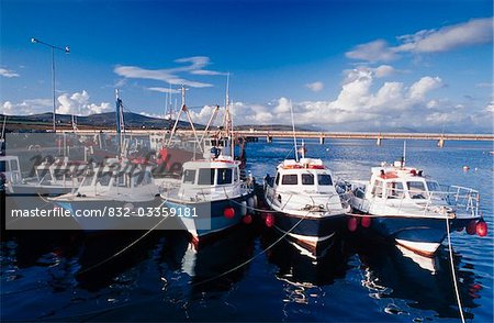 Bateaux alignés à la jetée, Portmagee, comté de Kerry, Irlande