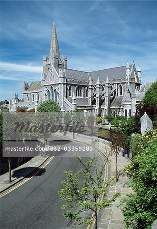 St. Patricks Kathedrale, Co. Dublin, Irland;Blick auf die Straße und Kathedrale