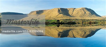 Lough Mask, Co. Mayo, Irland; Reflexion des Maumtrasna im See