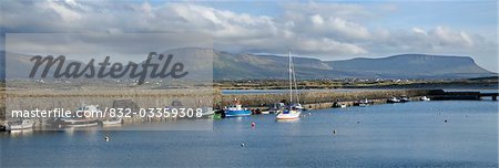 Co Sligo, Irlande ; Mullaghmore port et les collines de Sligo