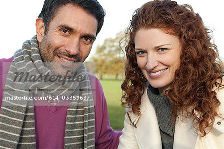 Portrait d'un couple heureux dans le parc dulwich