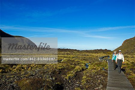 Nouvelle-Zélande, North Island, Parc National de Tongariro. Randonneurs sur le Tongariro Crossing on de la Great Walks of New Zealand. Fondée en 1887, une zone de patrimoine mondial et le plus ancien parc National en Nouvelle-Zélande, quatrième plus ancien dans le monde. Le parc était doué pour le gouvernement de Te Heuheu Tunkin IV, chef d'état-major de la Ngati Tuwharetoa.