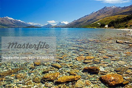 Nouvelle-Zélande, île du Sud. Eaux claires du lac Wakatipu, près de Queenstown.