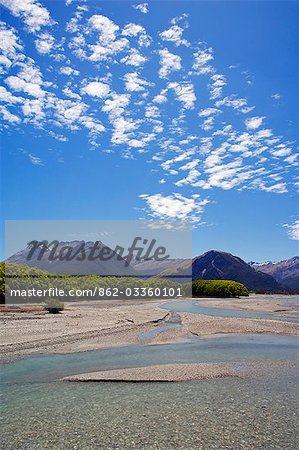 Nouvelle-Zélande, île du Sud. Paysage de montagne le long de la rivière Dart dans Mt Aspiring Parc National.