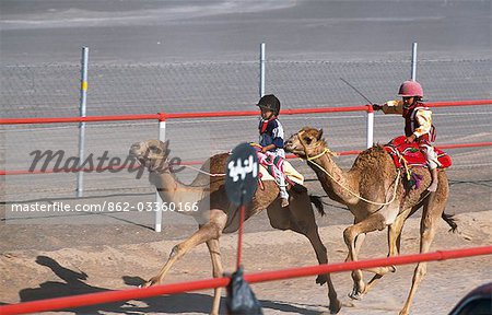Barfuß Jockeys Rennen ihre Kamele in Al Shaqiyah Rennen.