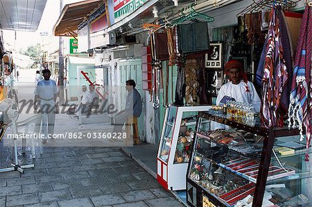 Oman, Dhofar, un homme de métier omanais derrière son étal dans le souk de l'encens à Salalah.
