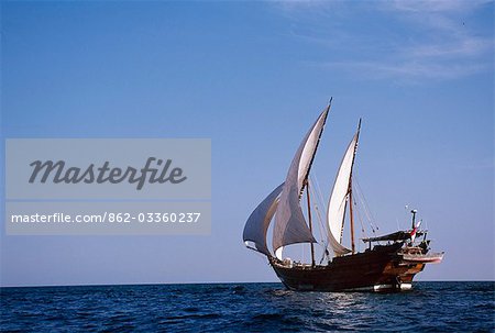 Alain S/Y, un boutre traditionnel kotiya du type échangé tout au long de l'océan Indien, large de Mirbat la voile sur la côte du Dhofar d'Oman