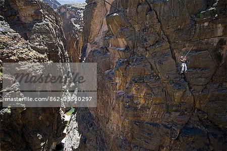 Oman, montagnes de Hajar de Western, Snake Canyon. A nouvellement installé Via Ferrata (chemin de fer) permet aux alpinistes et aventuriers de traverser canyons autrement inaccessibles et d'explorer ses montagnes seulement quelques heures de Mascate. Alpiniste britannique Justin Halls montre le chemin.