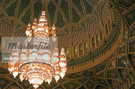 Oman, Muscat, Ghala, mosquée (mosquée) Al Ghubrah. Un lustre dans la salle principale. La mosquée est un magnifique exemple d'architecture islamique moderne a été construit pour la nation par Sultan Qaboos pour marquer le 30e anniversaire de son règne et est ouvert, à certains moments, pour les non-musulmans.
