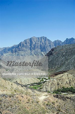 Oman, montagnes Hajar Western. À l'ouest de la zone côtière se trouve le plateau d'Oman central et les montagnes occidentales de Hajar Al (Al Hajar al Gharbi Mountains) dominé par le Jebel Akhdhar - la montagne-verte à 2980m.
