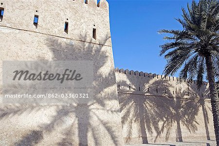 Oman, péninsule de Musandam, Khasab. Un fort de boue traditionnelle construite au-dessus de la baie à l'avant de la petite ville de Khasab célèbre pour la pêche et de la contrebande dans petits bateaux rapides, vers et depuis l'Iran.