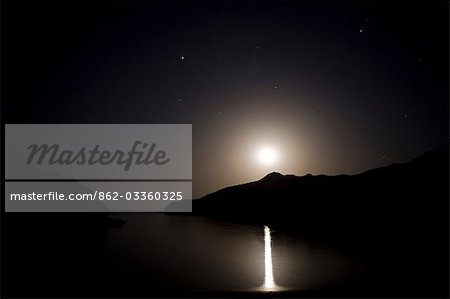 Oman, Mascate région, Bandar Khayran. Lever de la lune sur l'eau calme d'une baie sur la côte d'Oman près de Muscat.