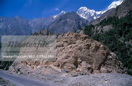 Der Heilige Rock von Hunza, neben der Karakorum Highway in der Nähe von Karimibad, Nordpakistan. Altit Fort gerade sichtbar auf dem Felsen in der Ferne.