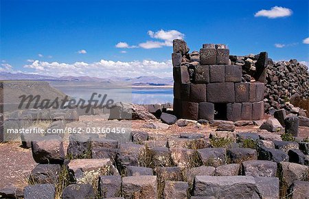 Chullpa (chambre funéraire Inca) avec le lac Umayo derrière