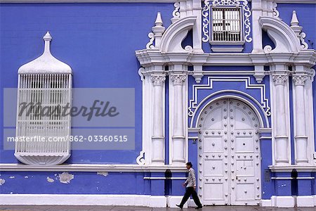 Les teintes pastels colorés et et grilles en fer forgé d'un bâtiment donnant sur la Plaza de Armas à Trujillo, Pérou colonial. Trujillo est la troisième plus grande ville du Pérou et fut fondée en 1535 par Pizarro.