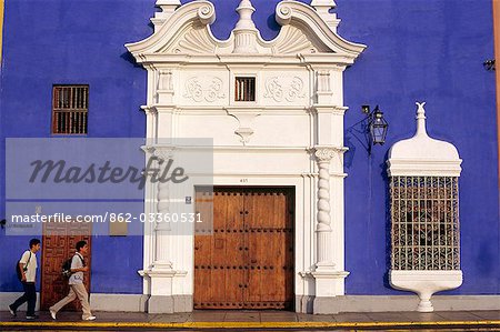 Ses habitants passent la ferronnerie et les tons pastel des demeures coloniales sur la Plaza de Armas à Trujillo, au Pérou.