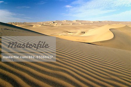 Ondulations dans le sable. Une mer de dunes de sable s'étend vers la côte péruvienne, près d'Ica au Pérou du Sud