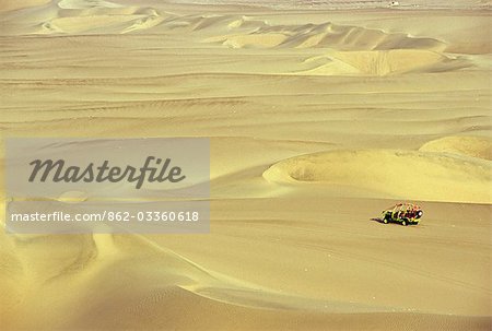 Une dune buggy tête au milieu des dunes de sable, près de Huacachina dans le sud du Pérou.