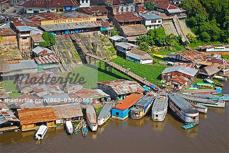 Amazonas, Amazonas, Iquitos, Peru. Luftbild von der Port, den Hafen und die Siedlungen von Iquitos, der Stadt der Grundsatz des oberen Amazonasbeckens.
