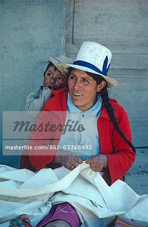 Pérou, Cusco, vallée sacrée. Femme quechua et son fils dans le village de Cjuncunca.