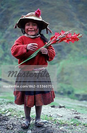 Eine Mädchen Runa protzt stolz ein Gladiolen. Mit den tristen Farben der Landschaft als Hintergrund ist die Eingeborenen Liebe von hellen Farben und besonders Blumen besonders deutlich.