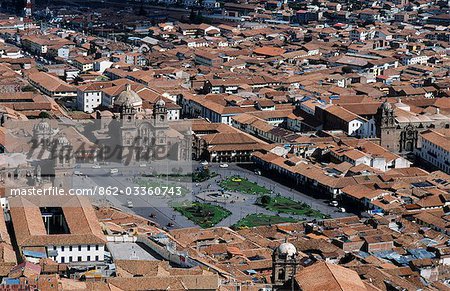 Pérou, Cusco. Vue sur la Plaza de Armas, montrant l'église des Jésuites La Compania.