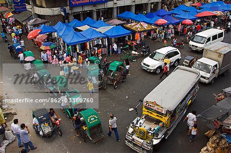 Philippinen, Luzon, Manila. Quaipo District - ein Jeepney und einige Dreiräder auf einem Markt.