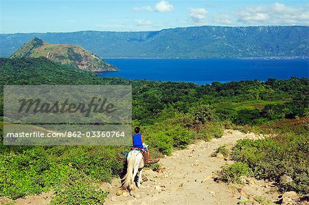 Philippines, Luzon, Batangas, Talisay. Promenades à cheval sur le volcan Taal, avec vue sur lac Taal.