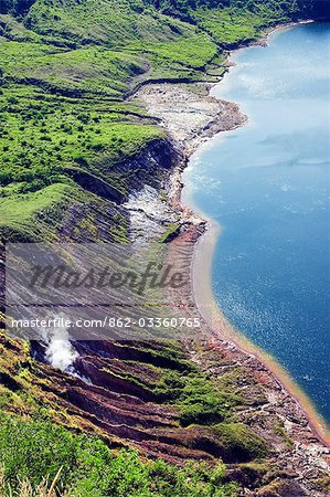 Philippines, Luzon, Batangas, Talisay. Lac de cratère sulfureux à l'intérieur du volcan Taal sur lac Taal.