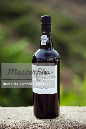 Portugal, Douro Tal, Pinhao. Eine Flasche Churchills Vintage Port, aus dem renommierten Douro-Tal. Das Tal war die erste abgegrenzt und kontrollierte Weinbau-Region in der Welt. Es ist besonders berühmt für seinen Portwein-Trauben.
